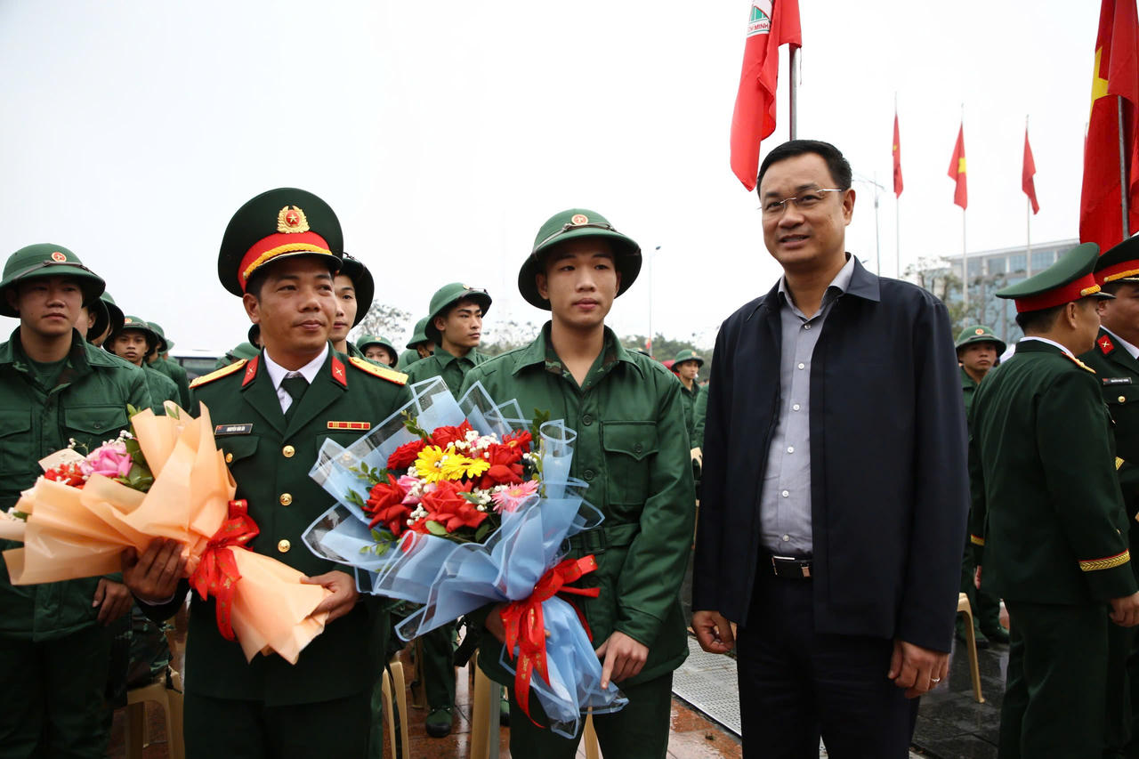 Thanh niên ưu tú toàn quốc phấn khởi lên đường nhập ngũ