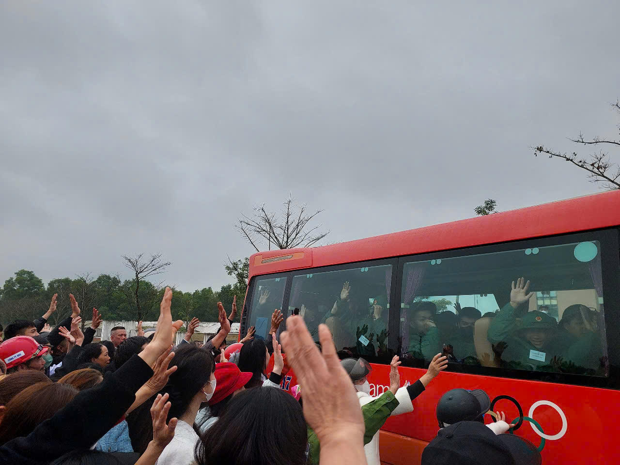 Thanh niên ưu tú toàn quốc phấn khởi lên đường nhập ngũ