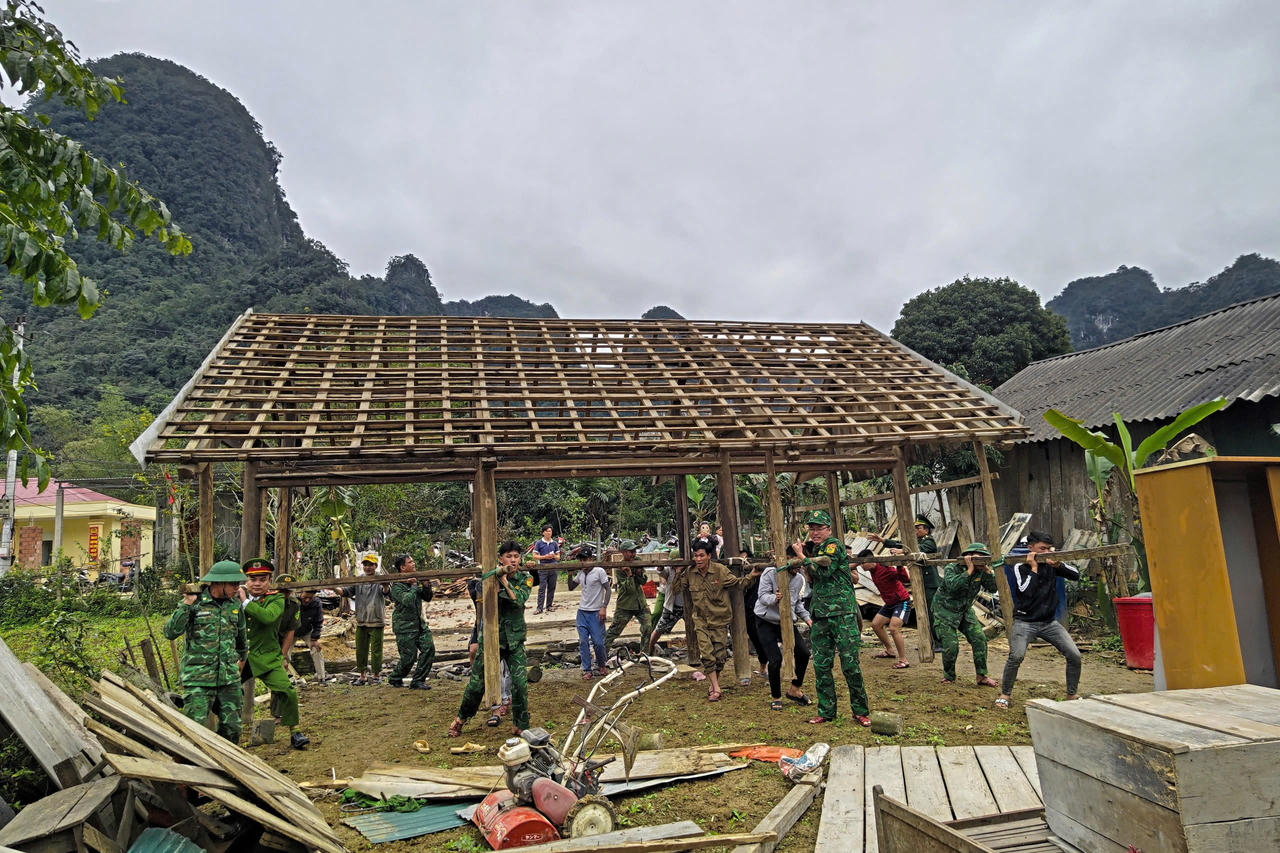 Thứ Bảy về bản giúp dân xóa nhà tạm ở vùng biên Quảng Bình