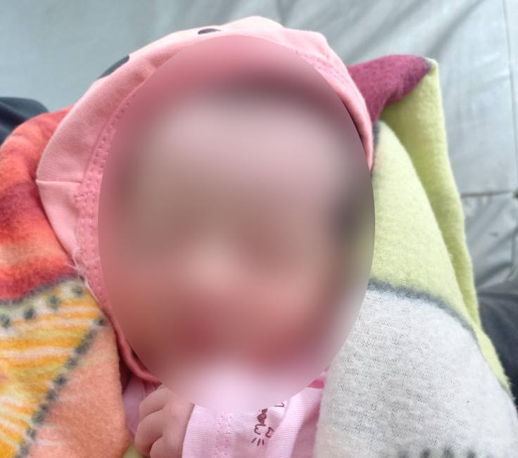 Phát hiện bé gái sơ sinh bị bỏ rơi trước cổng nhà dân ở Quảng Bình