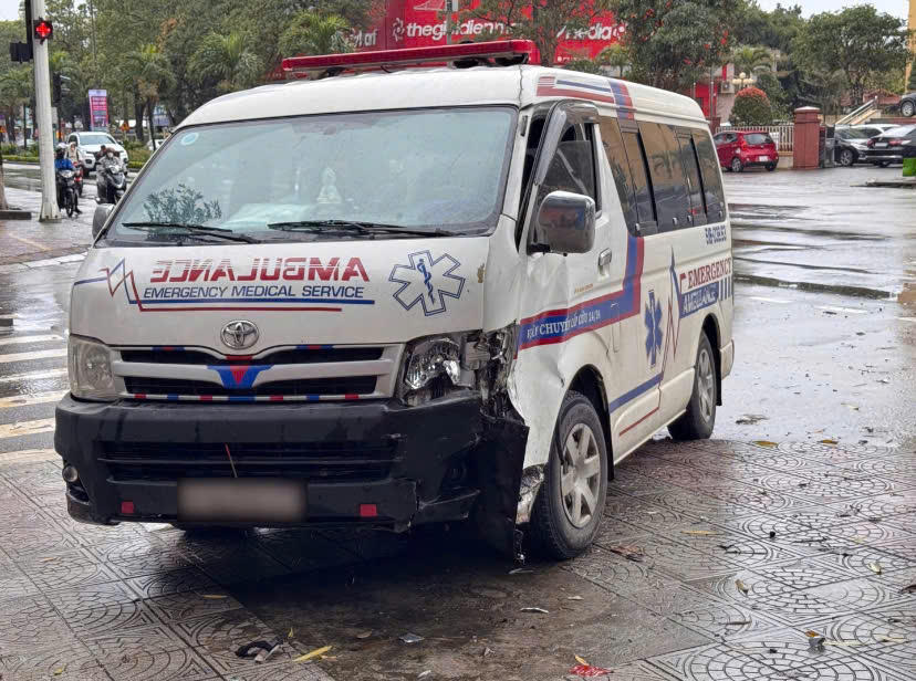 Xe cứu thương va chạm ô tô con trên Quốc lộ 1