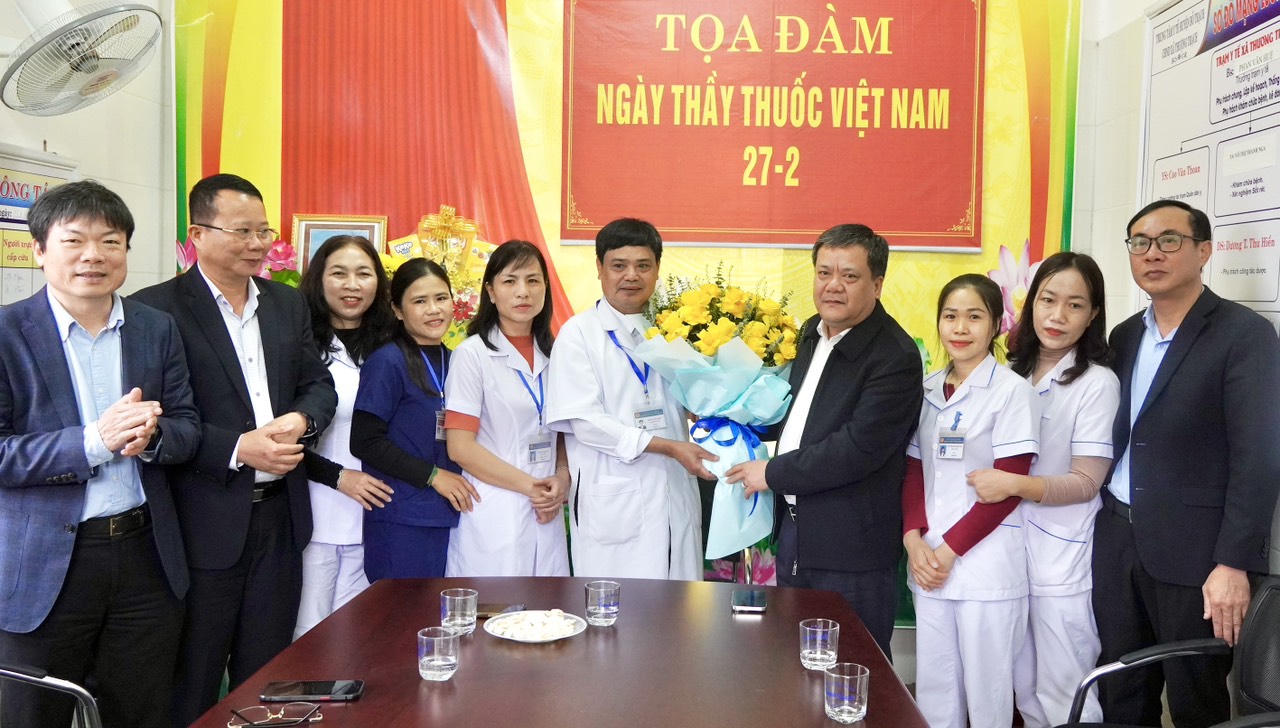 Chủ tịch UBND tỉnh Quảng Bình thăm một số đơn vị y tế nhân Ngày Thầy thuốc Việt Nam
