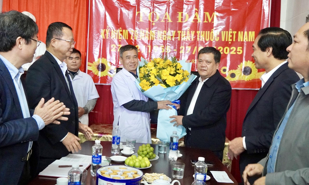 Chủ tịch UBND tỉnh Quảng Bình thăm một số đơn vị y tế nhân Ngày Thầy thuốc Việt Nam