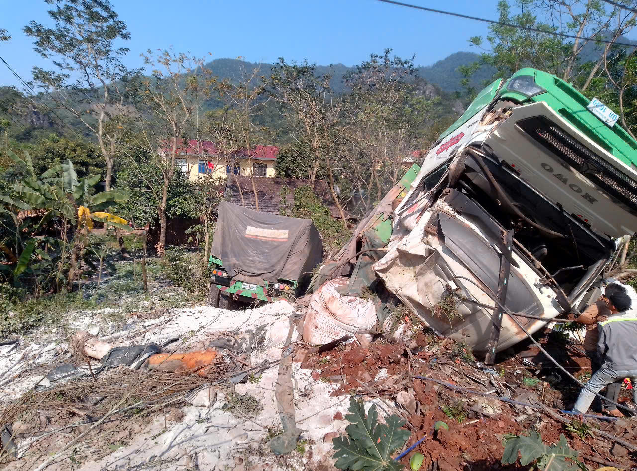 Xe đầu kéo mất lái lao khỏi đường trên Quốc lộ 12