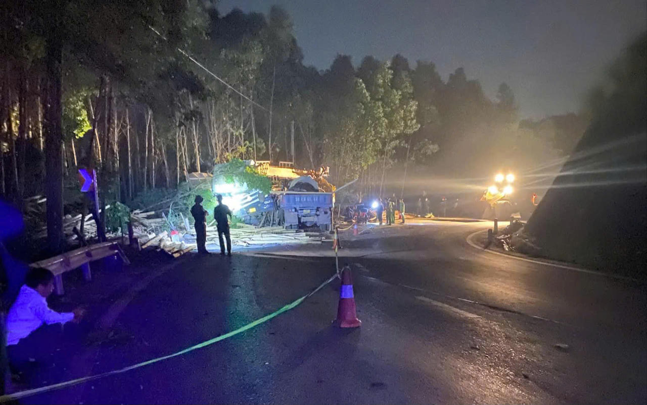 Hai xe tải đối đầu trên quốc lộ, 2 người tử vong