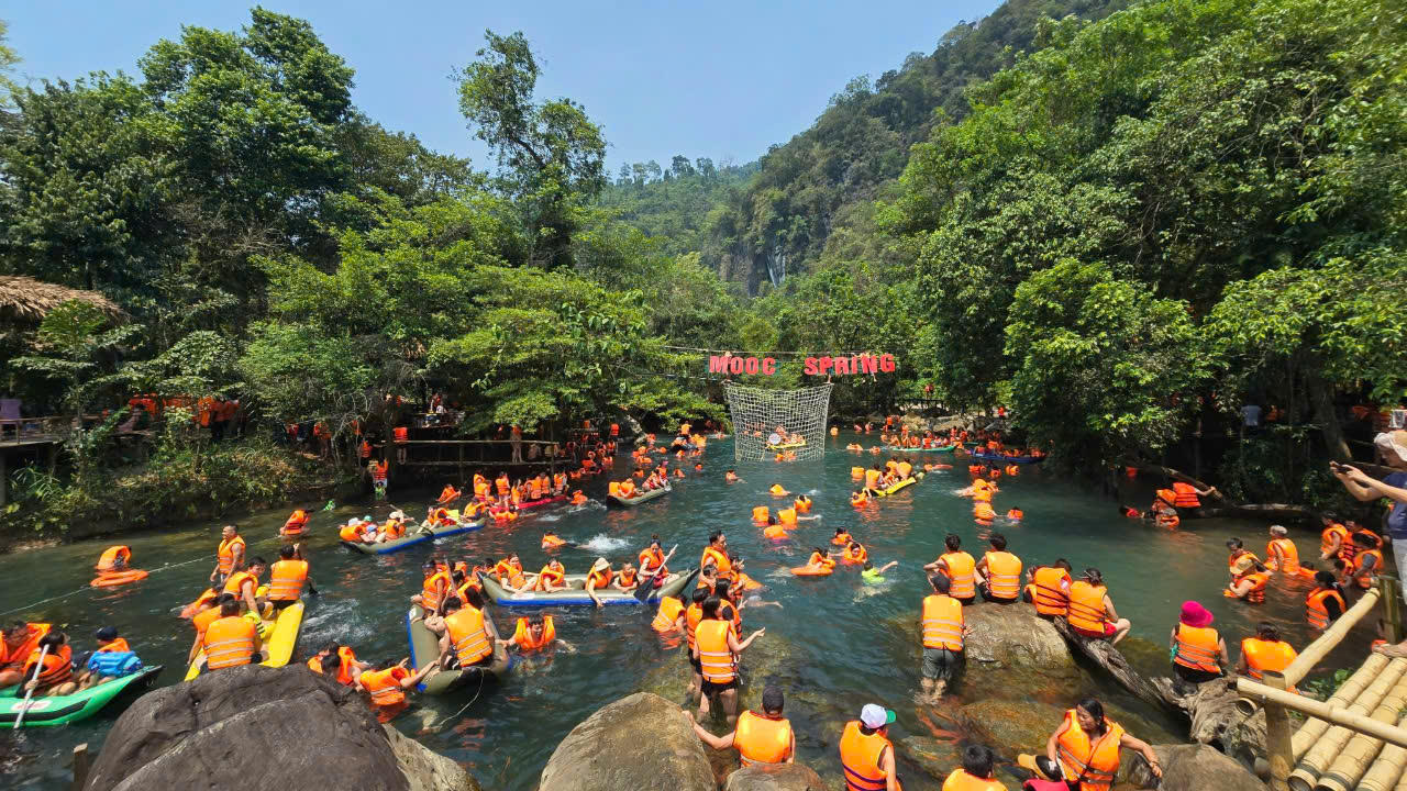 Đường bay và cao tốc thông tuyến - Du lịch Quảng Bình hứa hẹn hút khách dịp hè