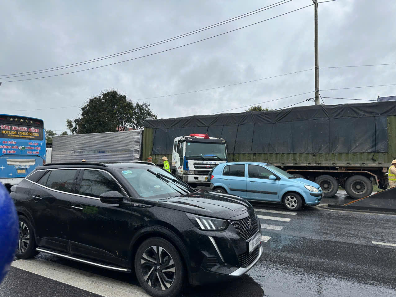 Tông xe liên hoàn trên Quốc lộ 1 