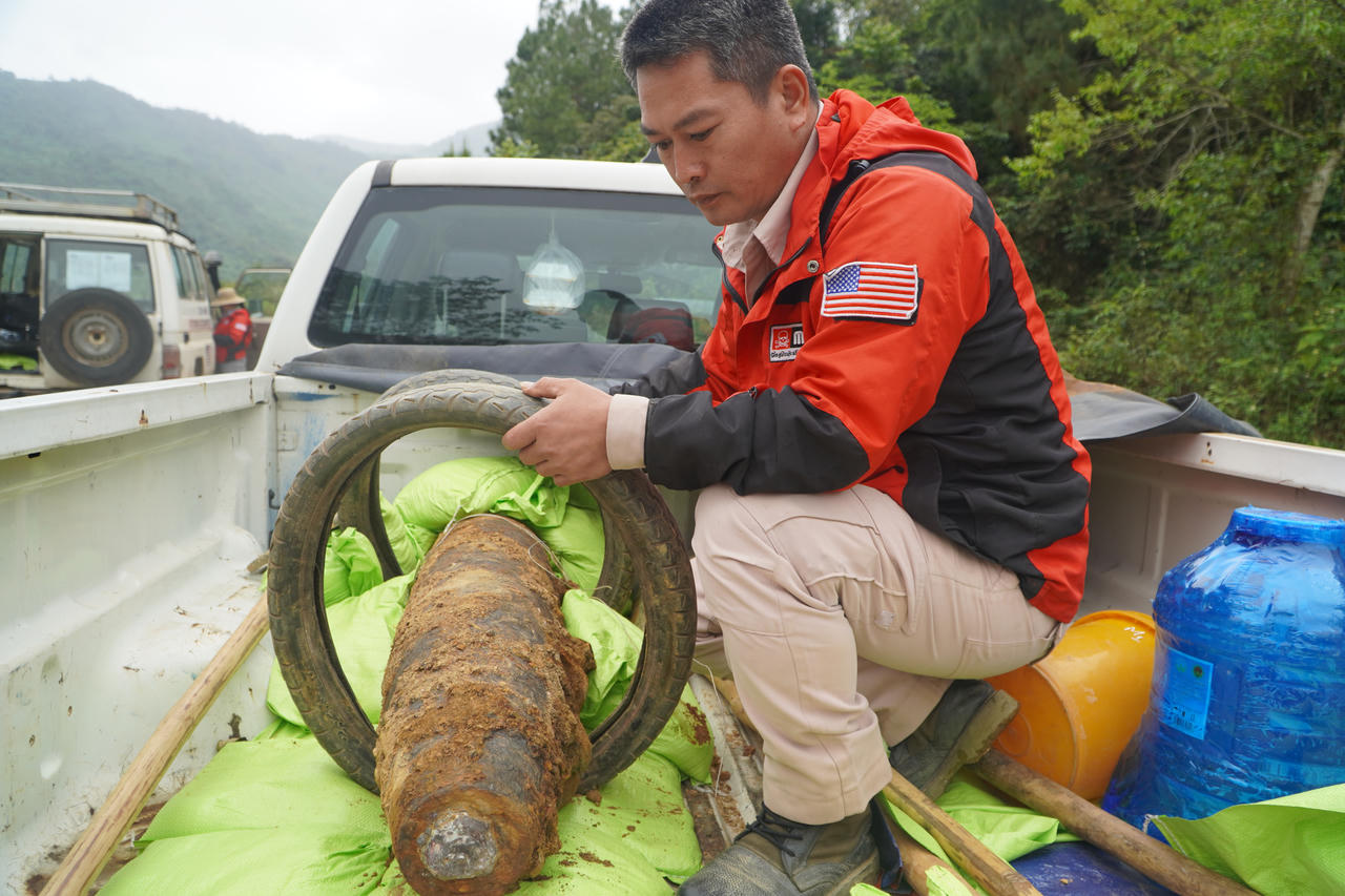 Đào móng sửa cầu dân sinh phát hiện quả bom nặng 118kg