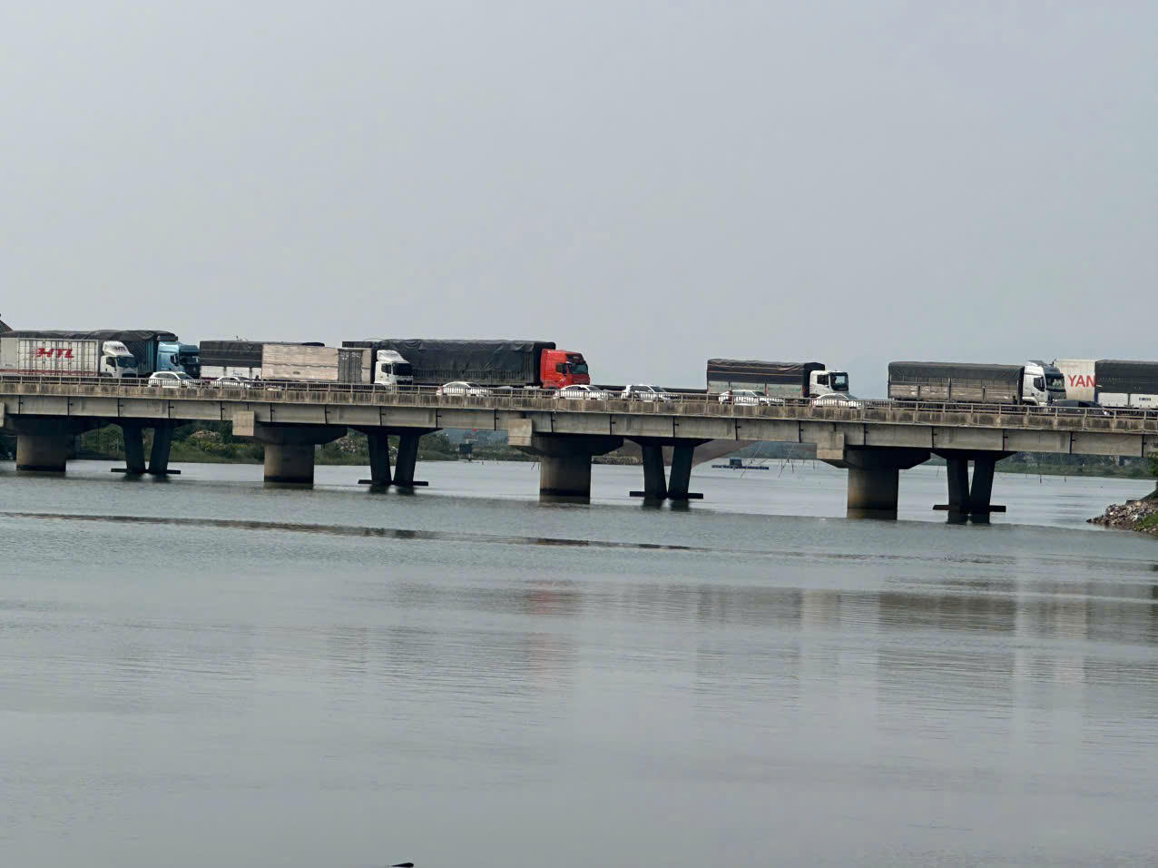 Xe container mất lái đâm dải phân cách, Quốc lộ 1 ùn tắc gần 1km