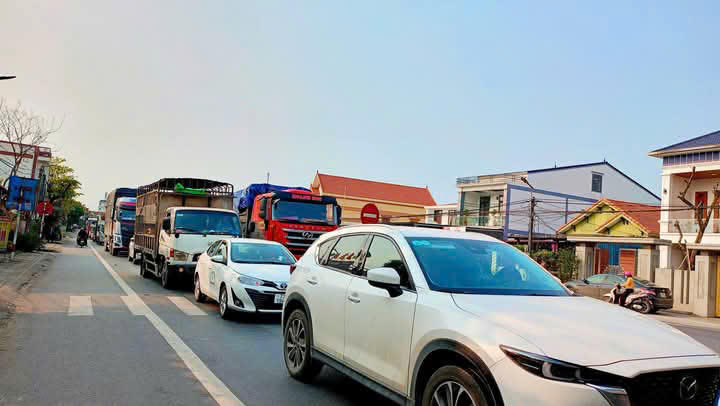 Xe container mất lái đâm dải phân cách, Quốc lộ 1 ùn tắc gần 1km