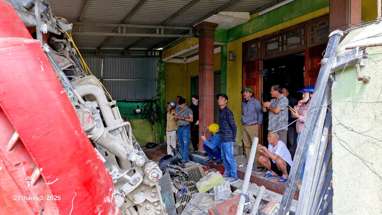 Xe khách va chạm xe tải và đầu kéo trên Quốc lộ 1, 8 người nhập viện