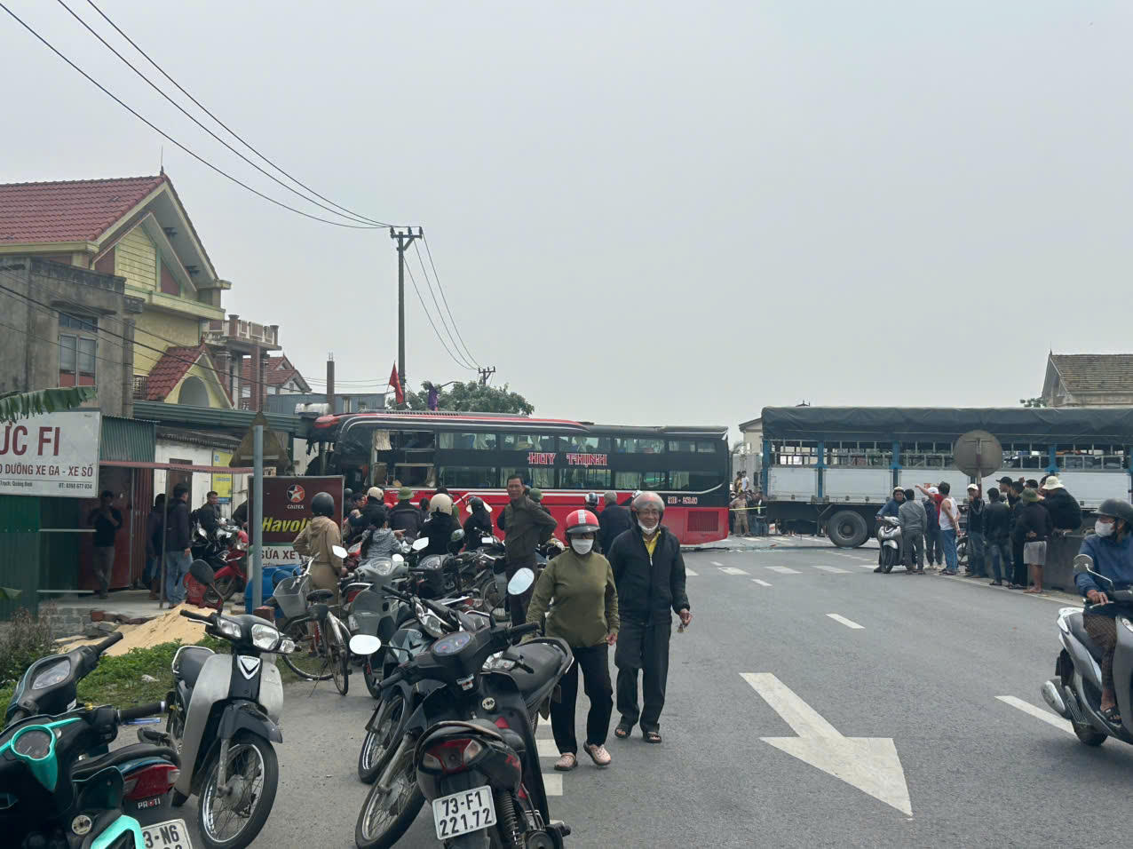 Xe khách va chạm xe tải và đầu kéo trên Quốc lộ 1, 8 người nhập viện