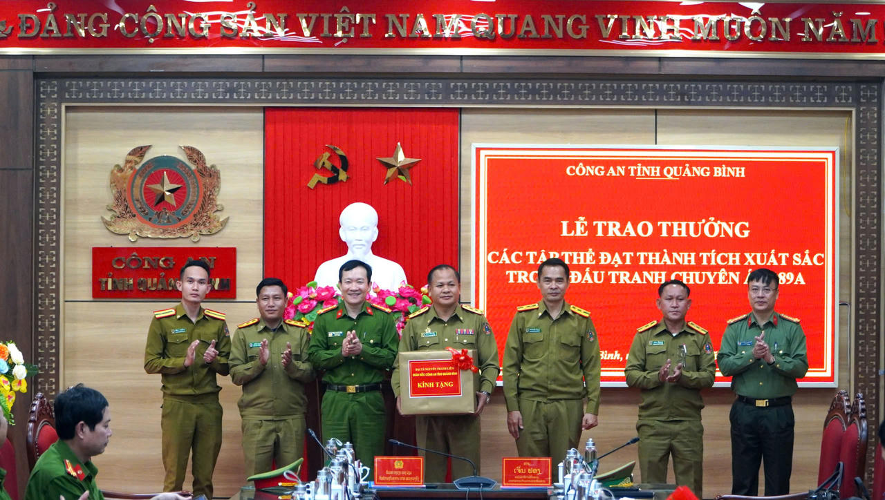 Khen thưởng lực lượng phá án đường dây mua bán, vận chuyển 25kg ma túy từ Lào về Việt Nam