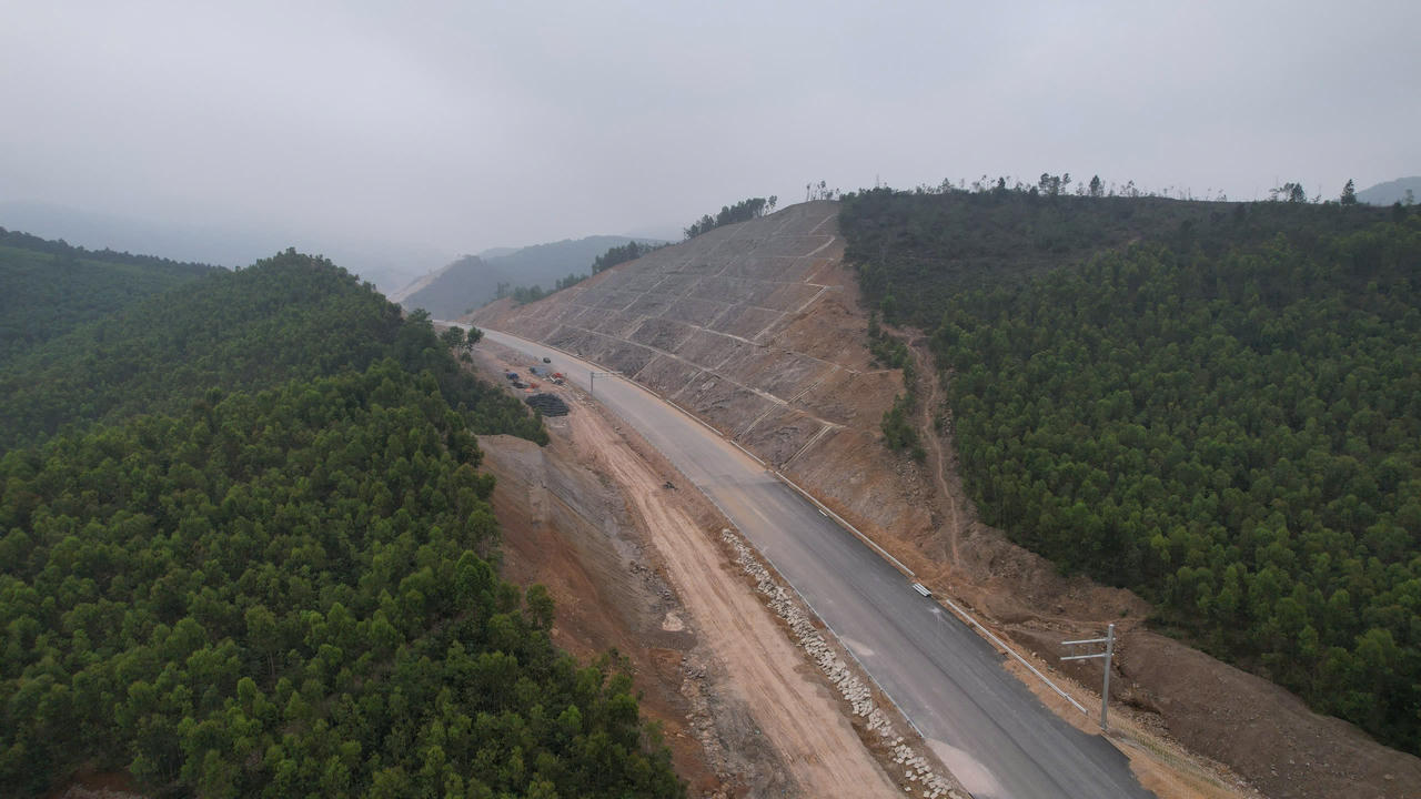 Ngắm cao tốc Bắc - Nam vượt núi, băng sông, xuyên cánh đồng bạt ngàn tuyệt đẹp