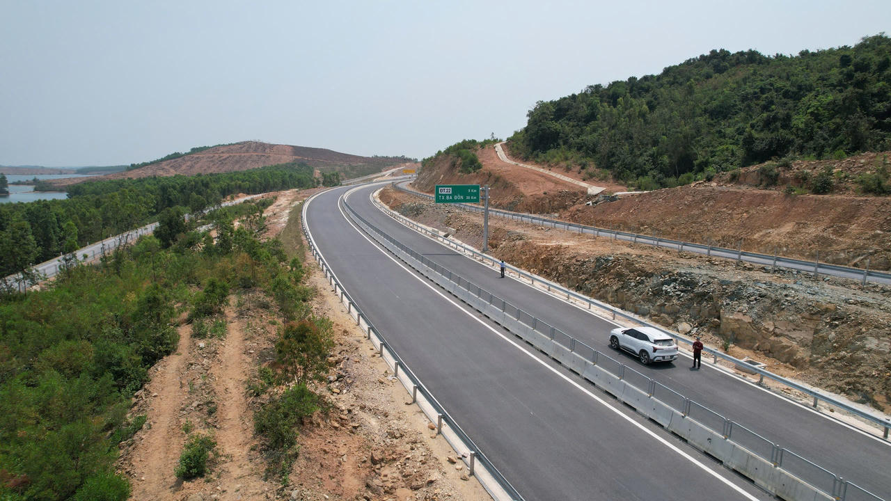 Ngắm cao tốc Bắc - Nam vượt núi, băng sông, xuyên cánh đồng bạt ngàn tuyệt đẹp