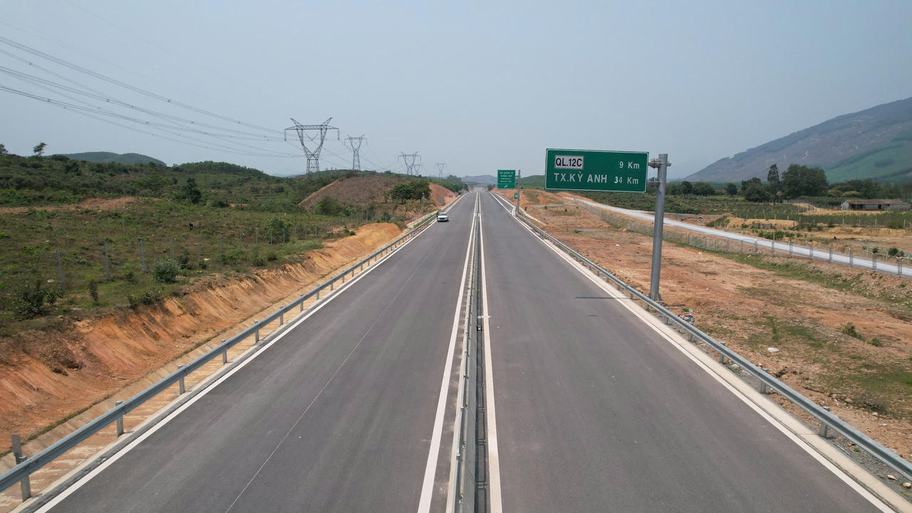 Ngắm cao tốc Bắc - Nam vượt núi, băng sông, xuyên cánh đồng bạt ngàn tuyệt đẹp