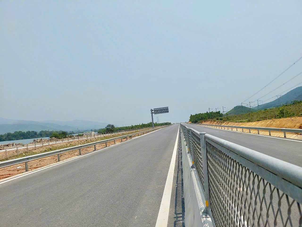 Ngắm cao tốc Bắc - Nam vượt núi, băng sông, xuyên cánh đồng bạt ngàn tuyệt đẹp