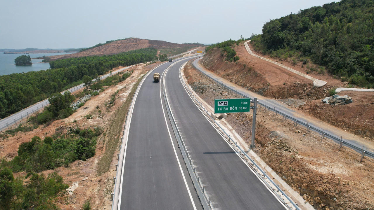 Ngắm cao tốc Bắc - Nam vượt núi, băng sông, xuyên cánh đồng bạt ngàn tuyệt đẹp