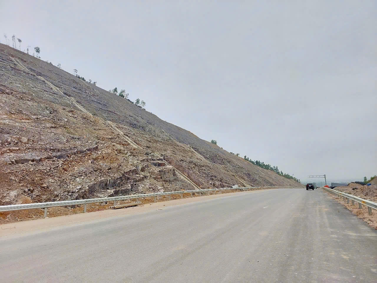 Ngắm cao tốc Bắc - Nam vượt núi, băng sông, xuyên cánh đồng bạt ngàn tuyệt đẹp