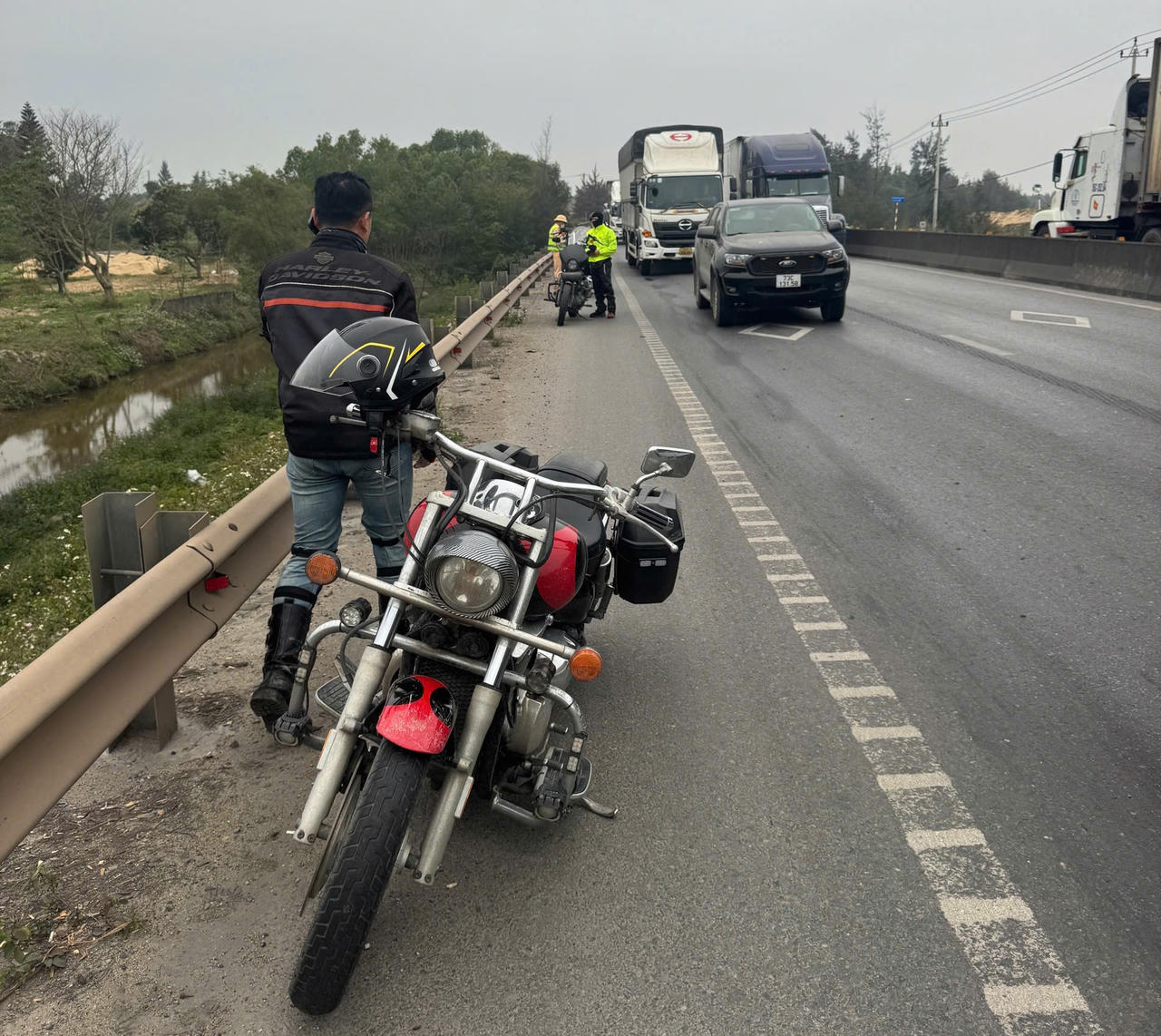 Nhóm người đi mô tô phân khối lớn, lạng lách trên quốc lộ 1 bị xử lý