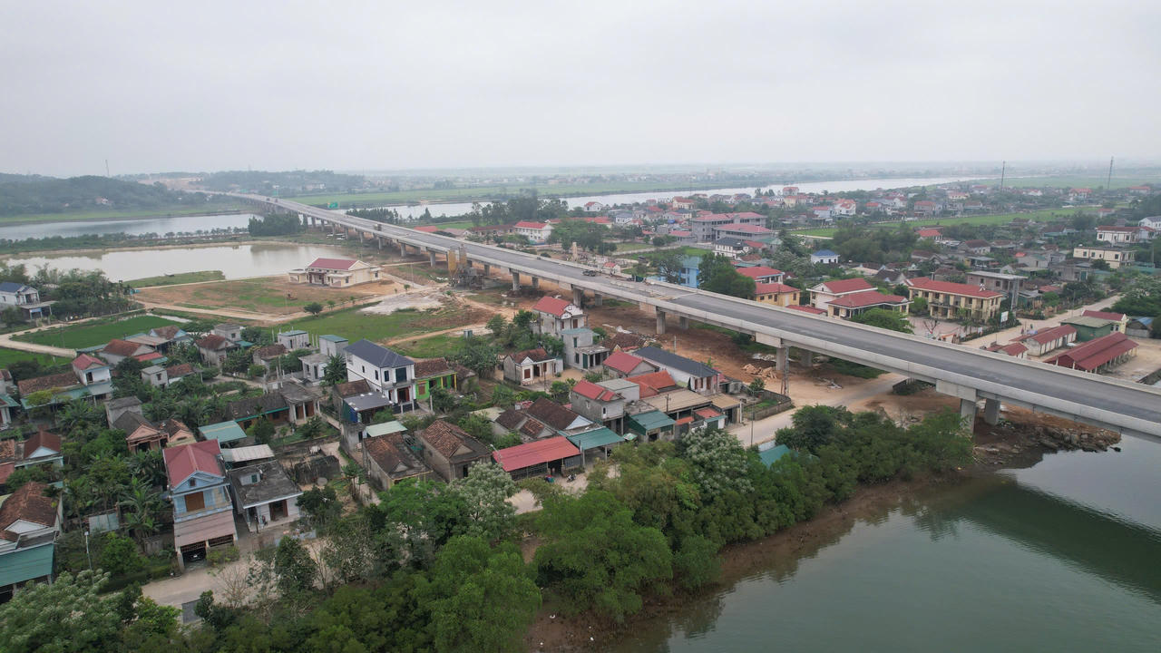 Ngắm cao tốc Bắc - Nam vượt núi, băng sông, xuyên cánh đồng bạt ngàn tuyệt đẹp