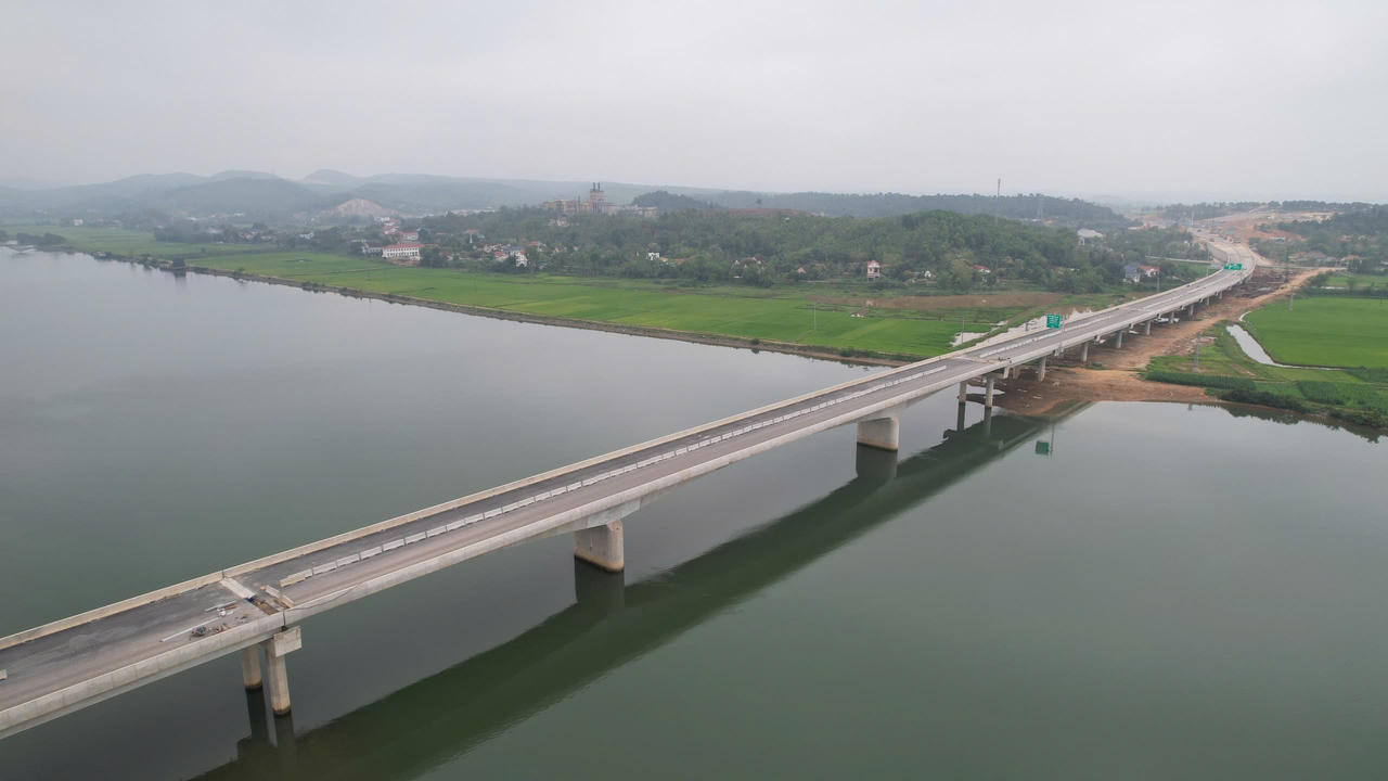 Ngắm cao tốc Bắc - Nam vượt núi, băng sông, xuyên cánh đồng bạt ngàn tuyệt đẹp