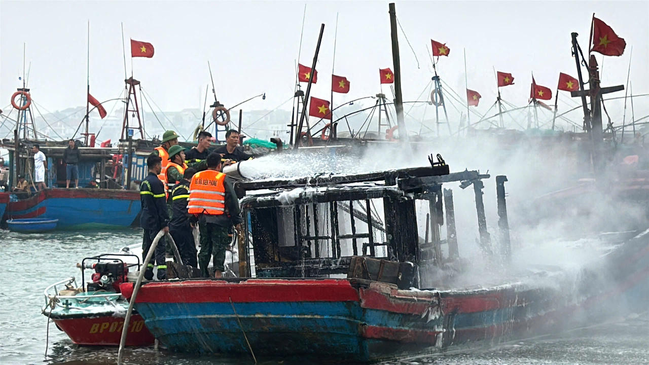 Cháy 1 tàu cá neo đậu trên sông Nhật Lệ