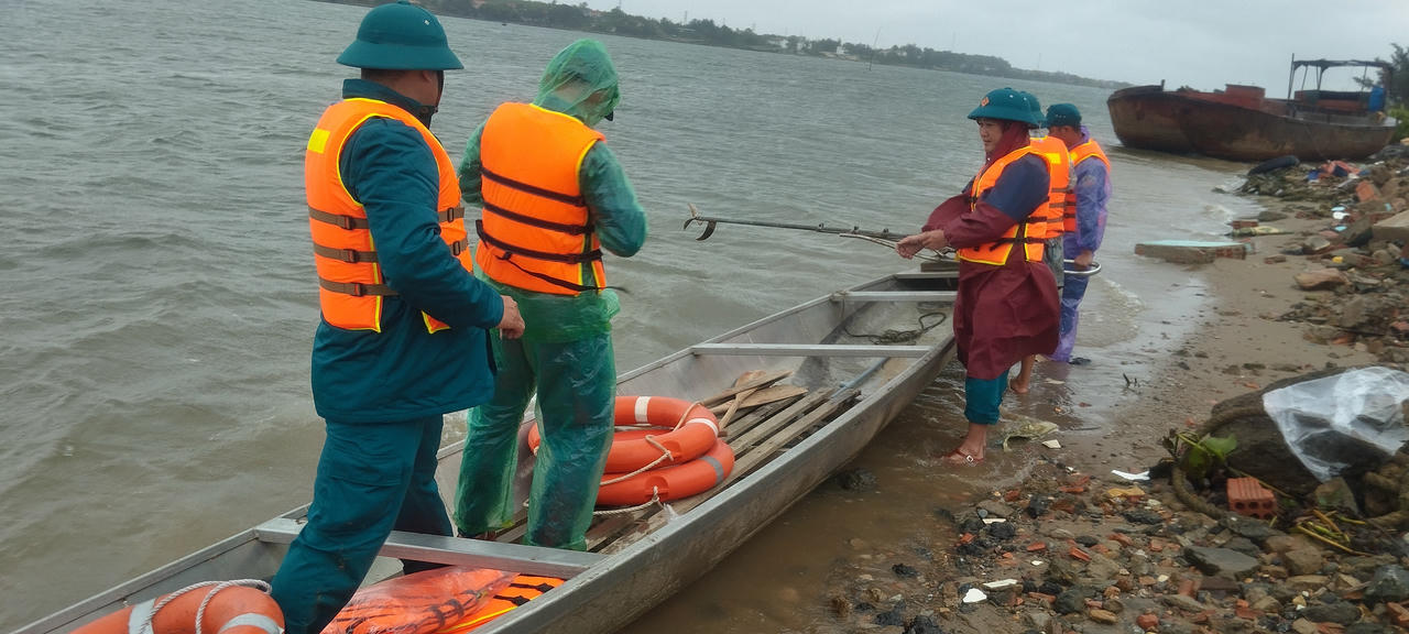 Tìm kiếm nam thanh niên nghi nhảy cầu ở Quảng Bình