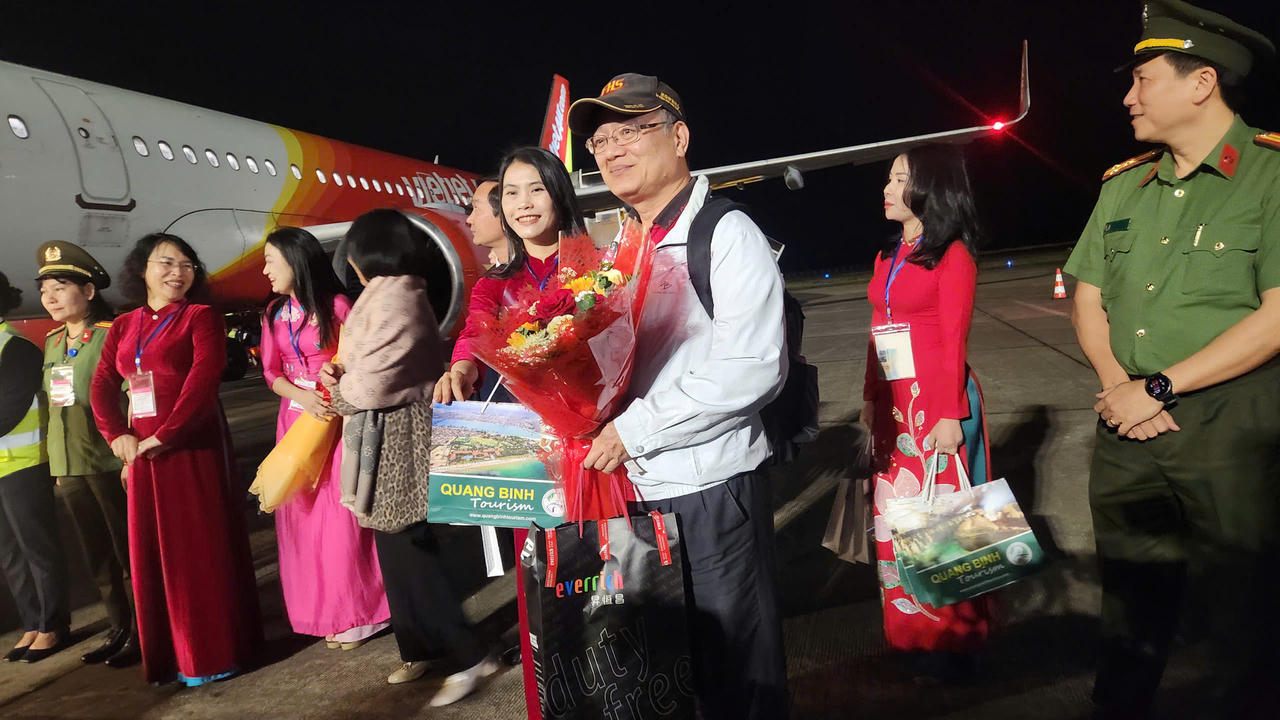 Đón đoàn khách trên chuyến bay quốc tế đầu tiên từ Đài Bắc đến Quảng Bình