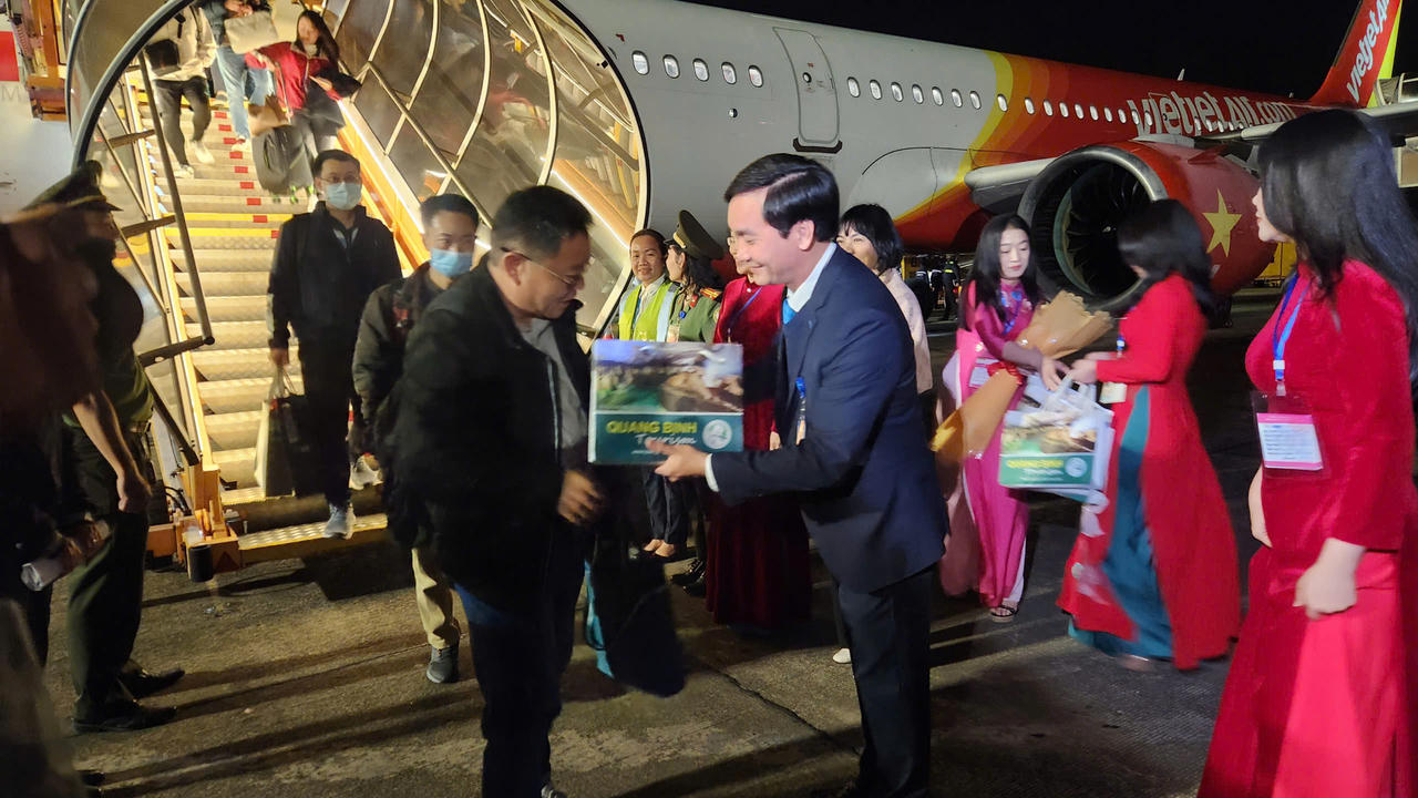 Đón đoàn khách trên chuyến bay quốc tế đầu tiên từ Đài Bắc đến Quảng Bình