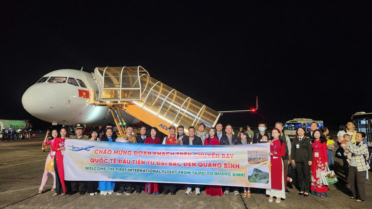 Đón đoàn khách trên chuyến bay quốc tế đầu tiên từ Đài Bắc đến Quảng Bình