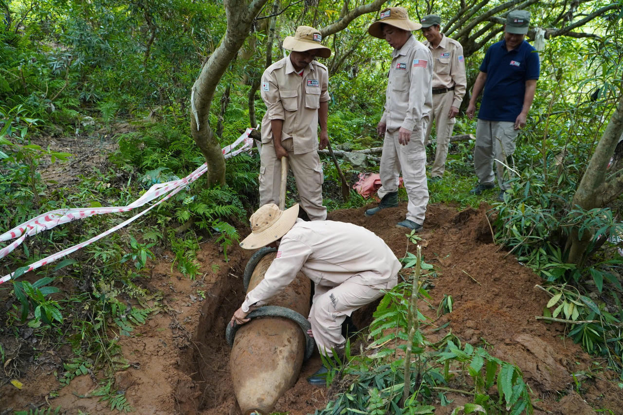 Đi thăm rẫy, người dân phát hiện quả bom lớn bên bờ suối