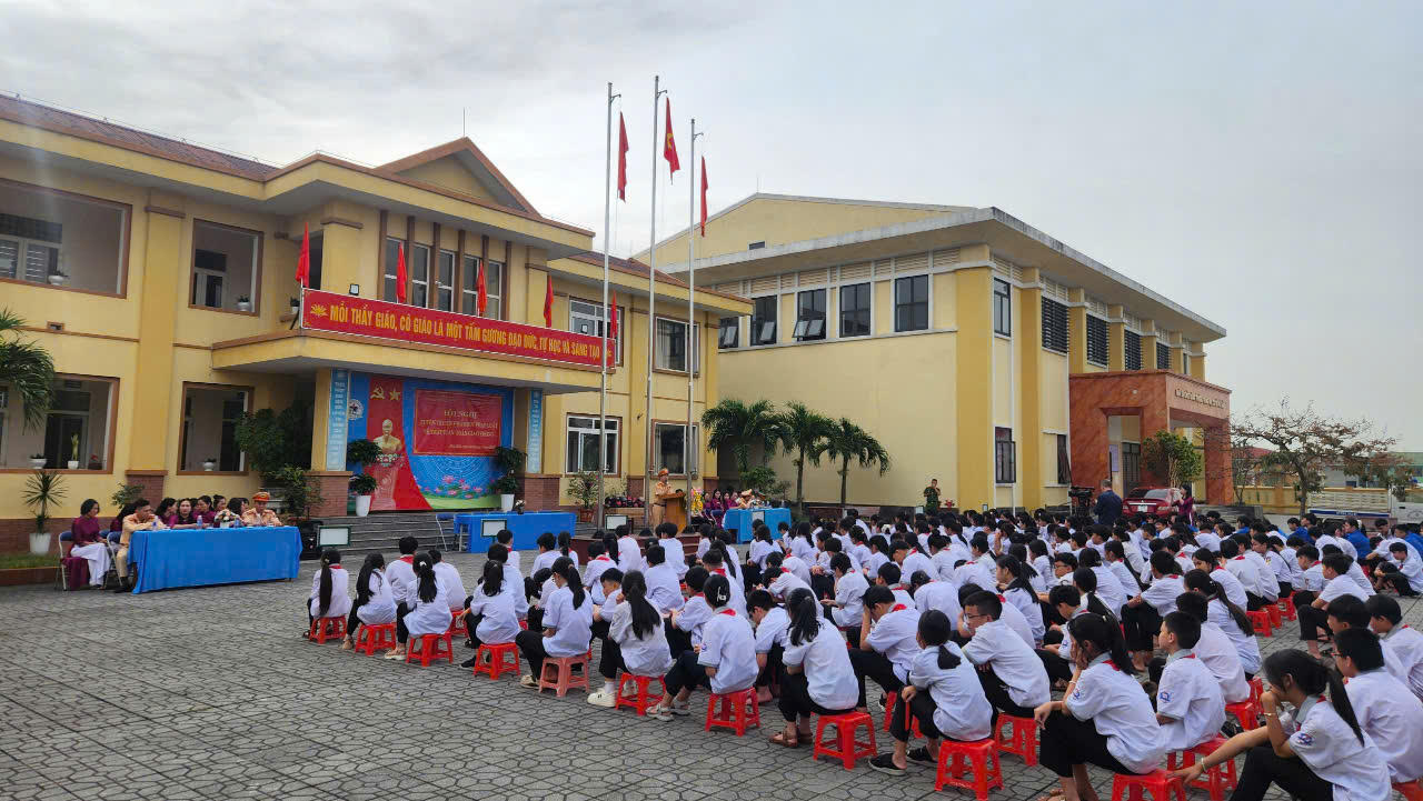 Quảng Bình tăng cường các giải pháp bảo đảm TTATGT cho học sinh đến trường