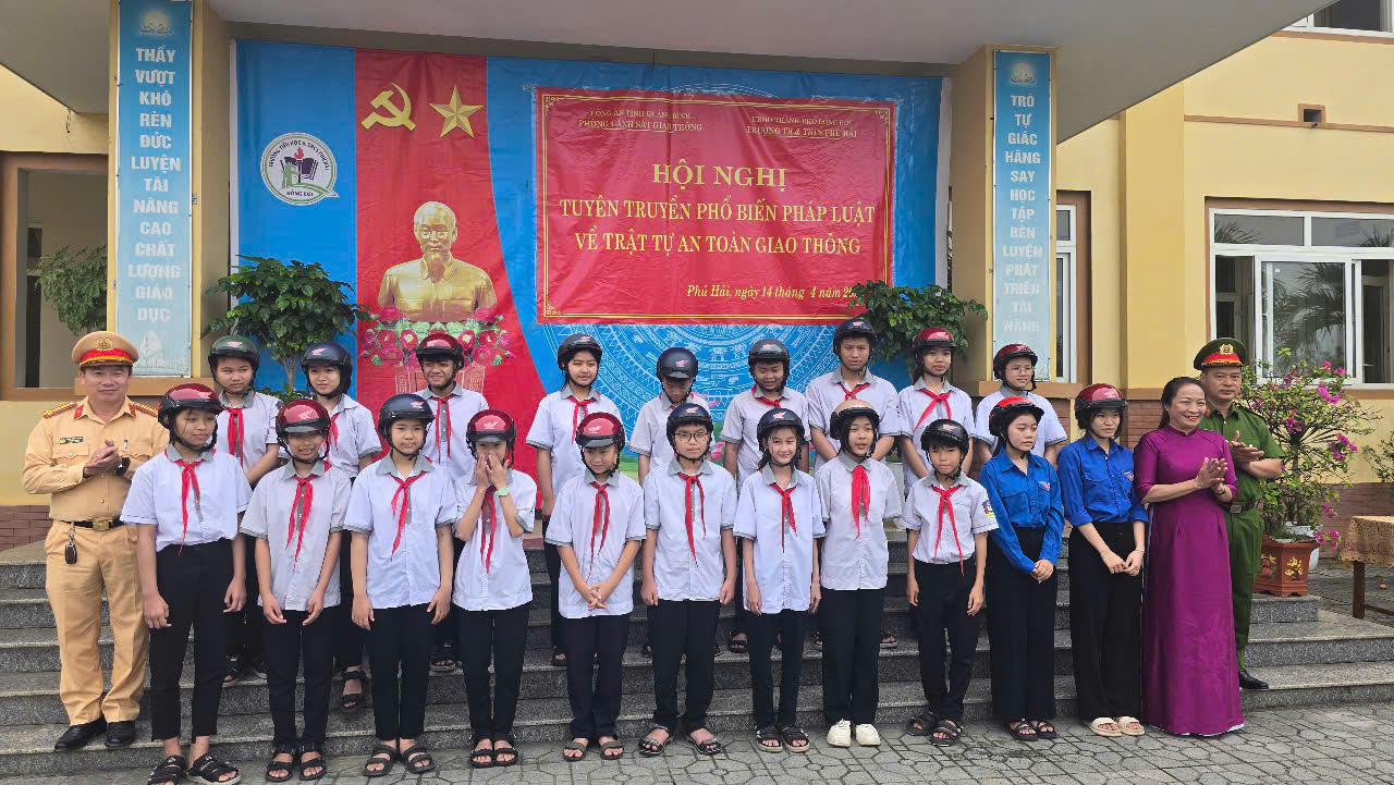 Quảng Bình tăng cường các giải pháp bảo đảm TTATGT cho học sinh đến trường