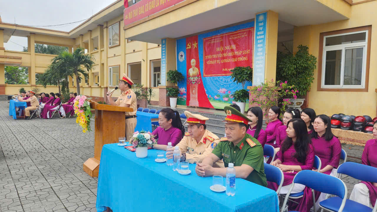 Quảng Bình tăng cường các giải pháp bảo đảm TTATGT cho học sinh đến trường