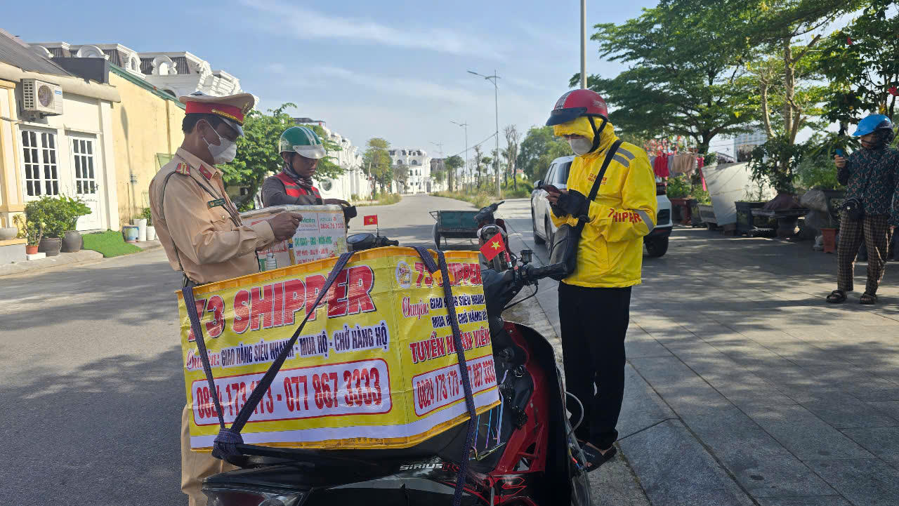 Cao điểm xử lý chở hàng cồng kềnh và sử dụng điện thoại khi tham gia giao thông ở Quảng Bình