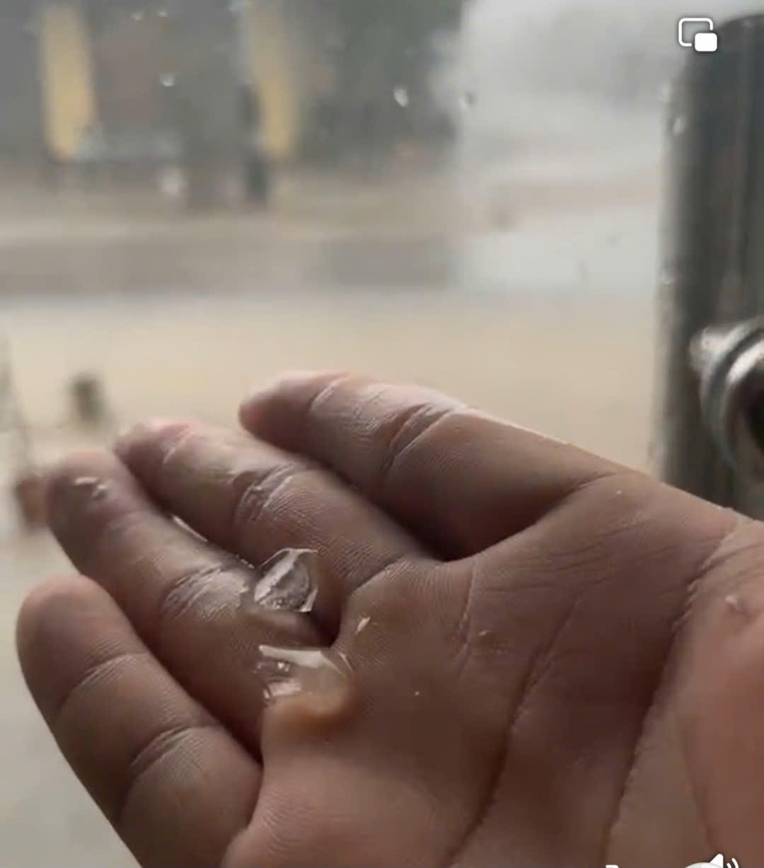 Mưa đá, lốc xoáy tốc mái 12 ngôi nhà ở Quảng Bình