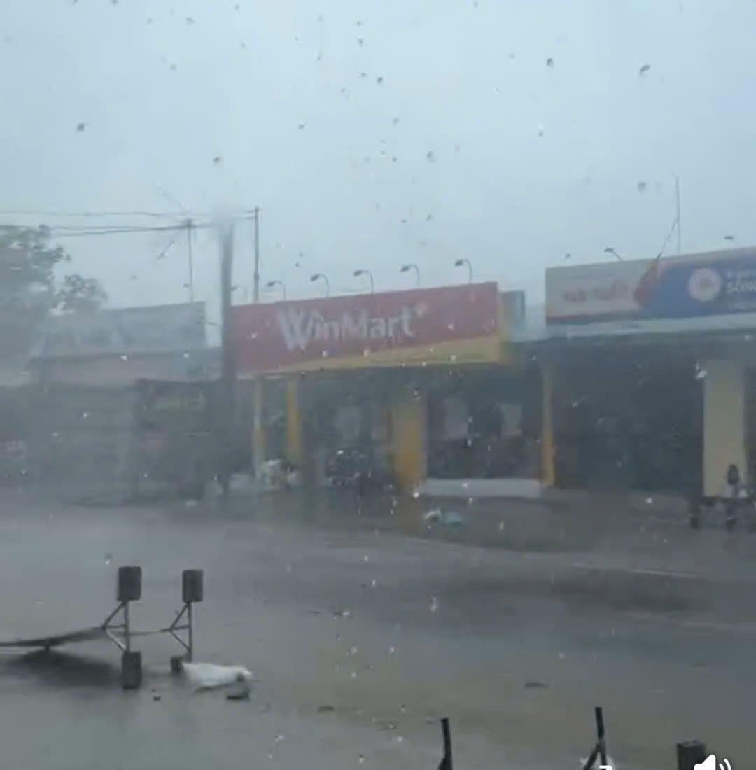 Mưa đá, lốc xoáy tốc mái 12 ngôi nhà ở Quảng Bình