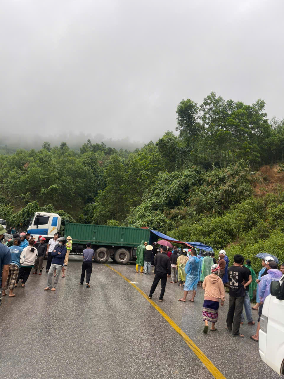 Xe đầu kéo va chạm xe máy, một phụ nữ tử vong
