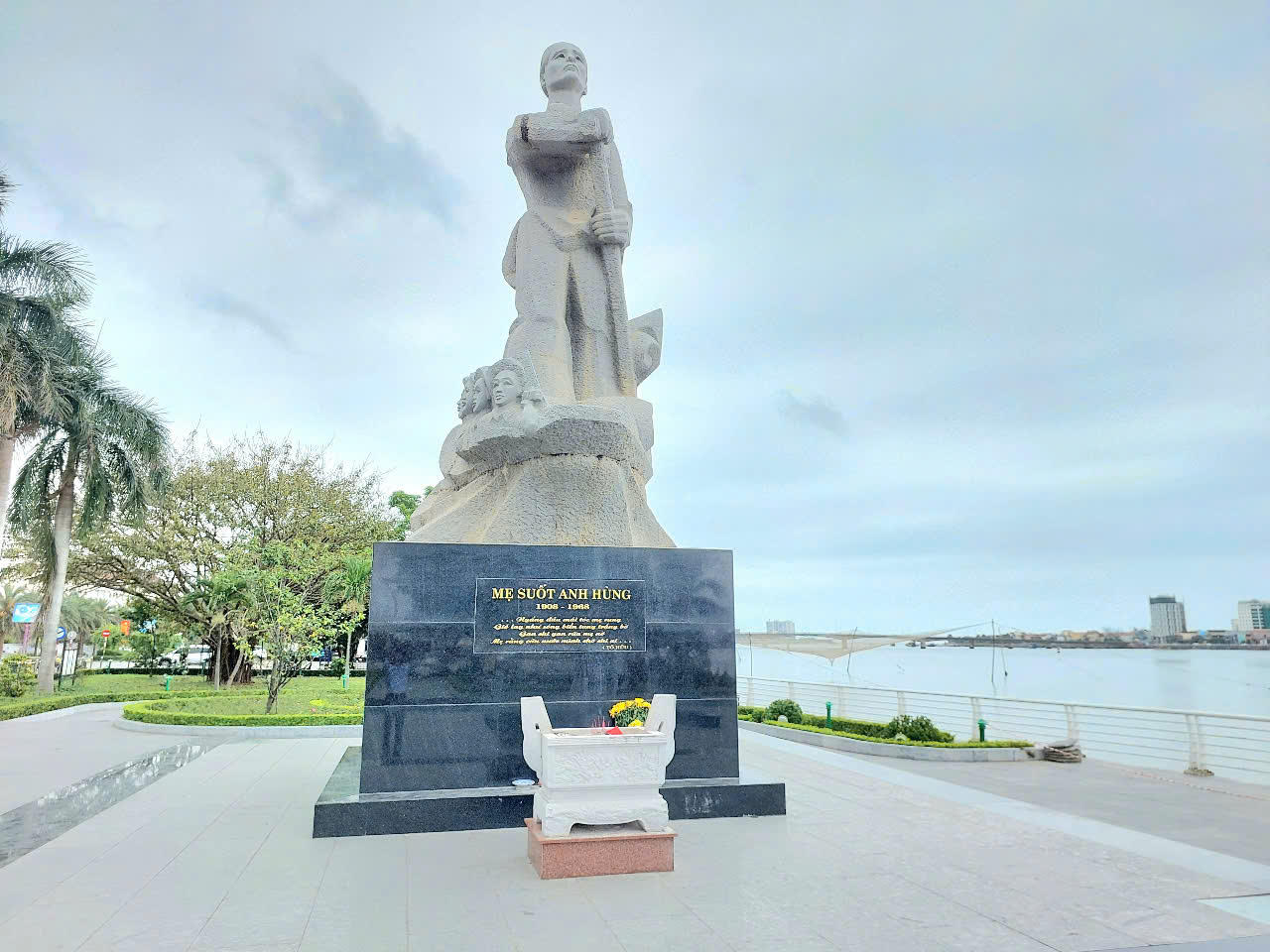 Quê hương Mẹ Suốt chuyển mình