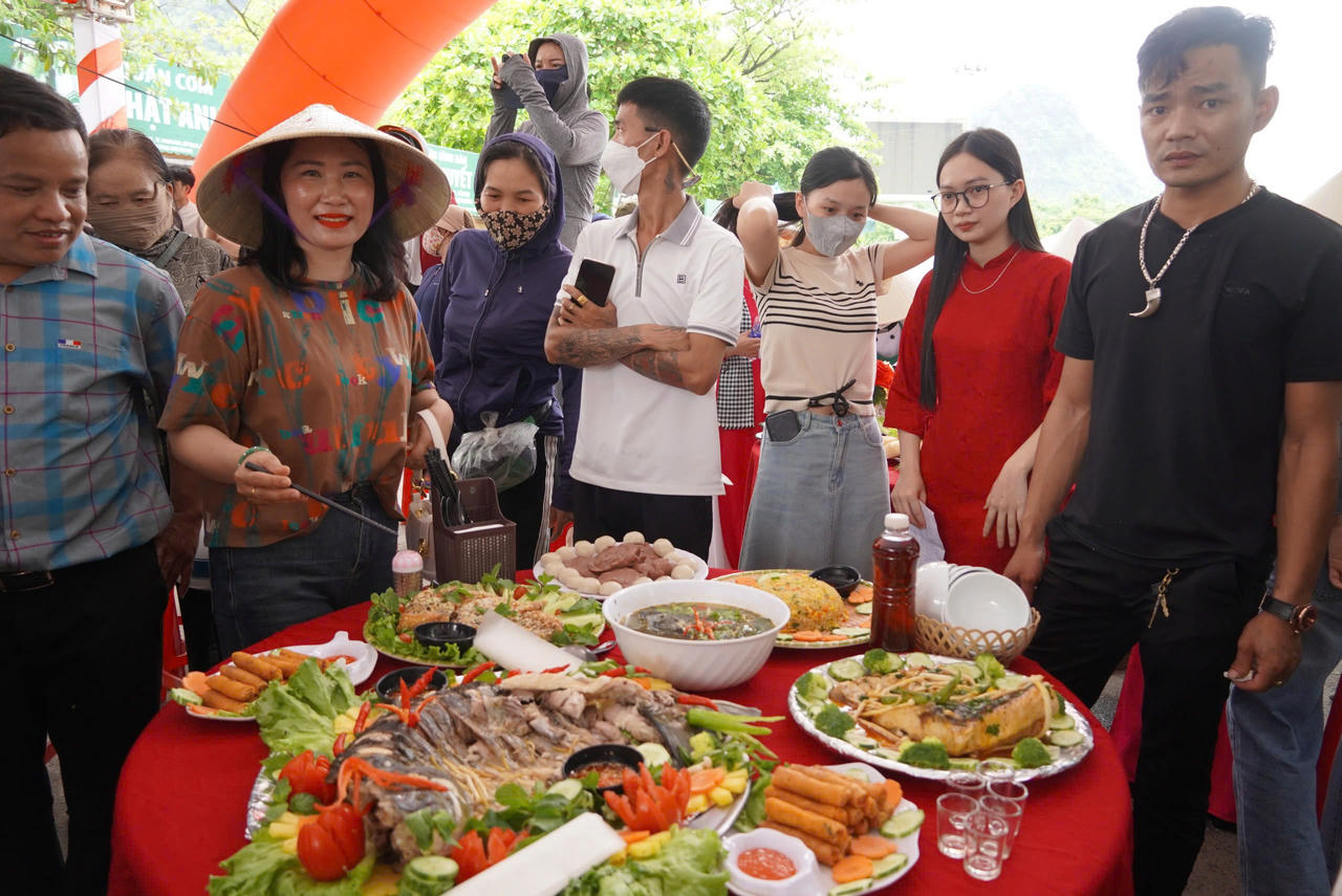 Về di sản thế giới Phong Nha xem đua thuyền và hội thi ‘hoa hậu’ cá trắm sông Son