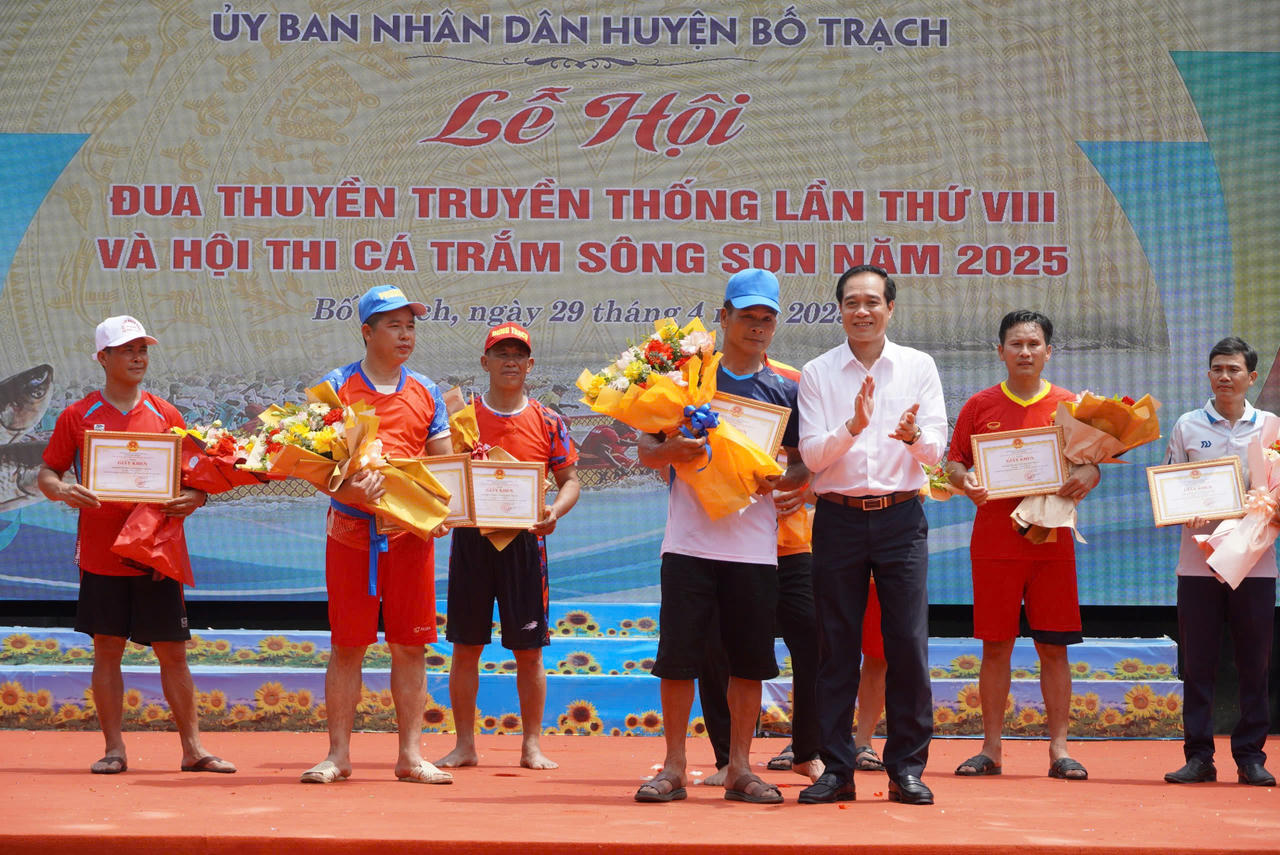 Về di sản thế giới Phong Nha xem đua thuyền và hội thi ‘hoa hậu’ cá trắm sông Son