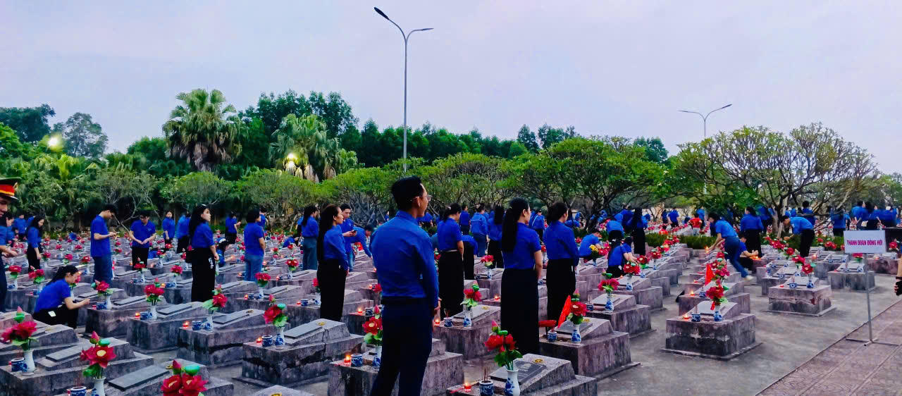 Tuổi trẻ Quảng Bình thắp hàng ngàn ngọn nến tri ân các Anh hùng liệt sỹ