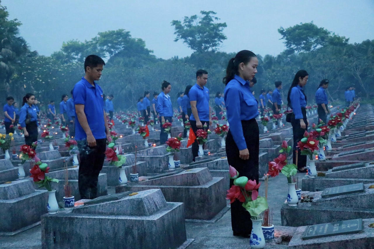 Tuổi trẻ Quảng Bình thắp hàng ngàn ngọn nến tri ân các Anh hùng liệt sỹ