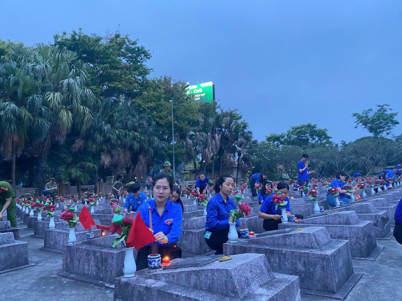 Tuổi trẻ Quảng Bình thắp hàng ngàn ngọn nến tri ân các Anh hùng liệt sỹ