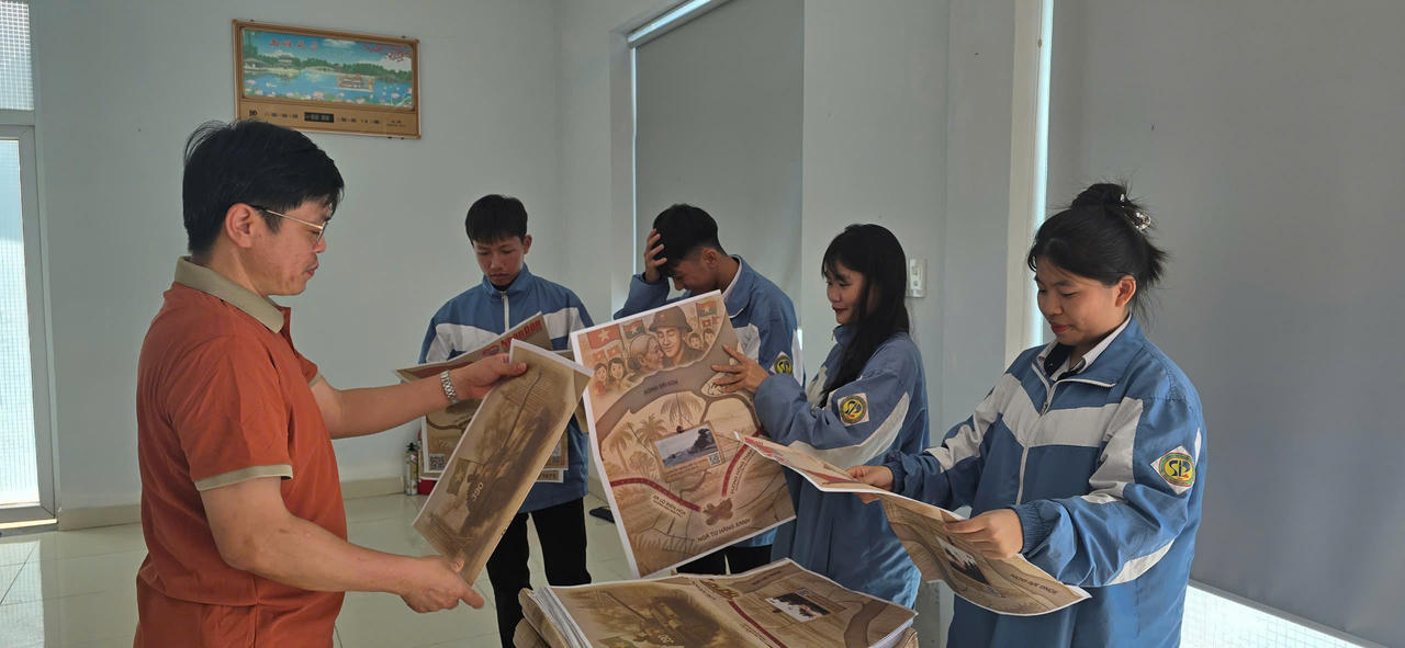 Báo Nhân Dân tặng 1.500 phụ san đặc biệt cho bạn đọc tại Quảng Bình