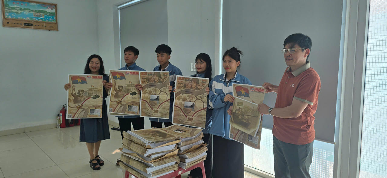 Báo Nhân Dân tặng 1.500 phụ san đặc biệt cho bạn đọc tại Quảng Bình