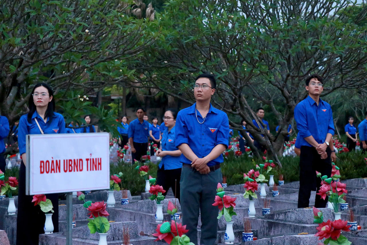 Tuổi trẻ Quảng Bình thắp hàng ngàn ngọn nến tri ân các Anh hùng liệt sỹ