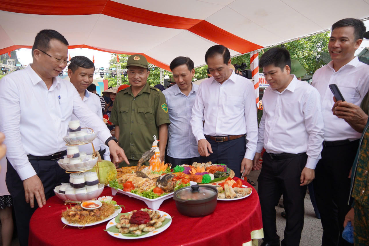 Về di sản thế giới Phong Nha xem đua thuyền và hội thi ‘hoa hậu’ cá trắm sông Son