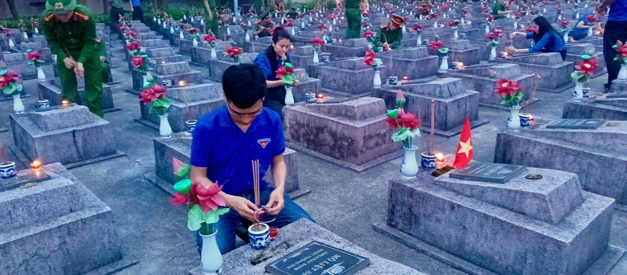 Tuổi trẻ Quảng Bình thắp hàng ngàn ngọn nến tri ân các Anh hùng liệt sỹ